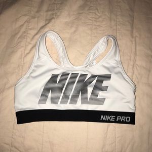 (🏄🏻‍♀️) Nike sportsbra